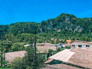 Blick auf eine Stadt mit einem Berg im Hintergrund in der Unterkunft zzeehouse in Ao Nang Beach