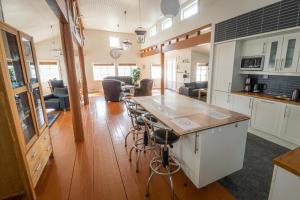 uma cozinha e sala de estar com um balcão e cadeiras em Lofoten Seaview Villa em Leknes