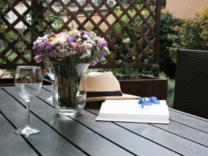 ハイドゥソボスローにあるVilla Toscanaの花瓶とワイングラスのテーブル
