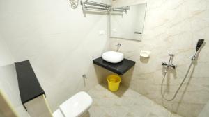 Koupelna v ubytování Hotel Sri Ram Grand + 18 fotografií