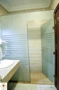 Koupelna v ubytování Rehana Plaza Hotel