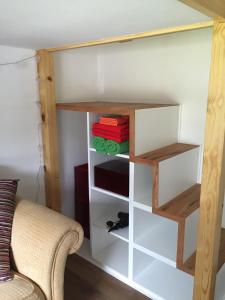 Palanda nebo palandy na pokoji v ubytování Atlantic Apartments 'Crow's Nest'