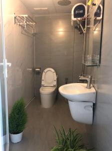 Ett badrum på Du Miên House