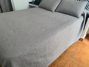 Łóżko lub łóżka w pokoju w obiekcie Hostal Alcobia