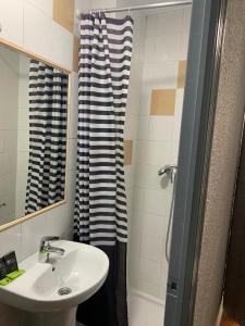 Łazienka w obiekcie Hostal Alcobia
