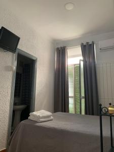 Łóżko lub łóżka w pokoju w obiekcie Hostal Alcobia