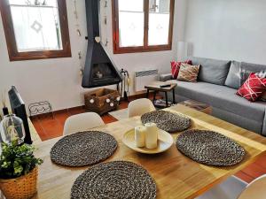 Posezení v ubytování Apartamento con piscina en Osseja + 17 fotografií
