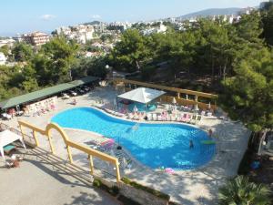 Bazén v ubytování Tuntas Family Suites Kusadasi nebo v jeho okolí