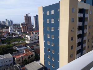 - une vue sur la ville depuis un bâtiment dans l'établissement Apto de Praia Fiji 1108, à Balneário Piçarras