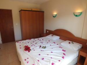 Postel nebo postele na pokoji v ubytování Tuntas Family Suites Kusadasi