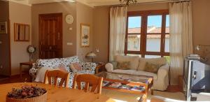 sala de estar con sofá y mesa en Preciosa casa de campo a 1.5 km de la playa de La Marina en Ribadesella