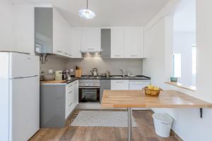 Kuchyň nebo kuchyňský kout v ubytování Alfama, Bright and Spacious With Private Terrace, By TimeCooler