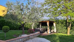 einen Pavillon inmitten eines Gartens in der Unterkunft Il Fienile di Tigliano in Vinci