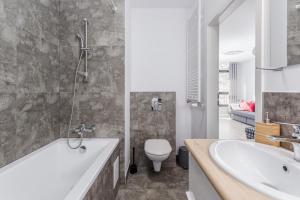 Kúpeľňa v ubytovaní Chill Apartments Wolska 45 + 37 fotografií