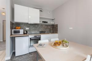 Kuchyňa alebo kuchynka v ubytovaní Chill Apartments Wolska 45