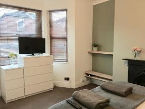 A television and/or entertainment centre at Sunny Character House By Your Stay Solutions Short Lets & Serviced Accommodation Netley Southampton With Patio