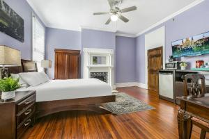 1 Schlafzimmer mit einem großen Bett und einer Küche in der Unterkunft Newly-renovated Express Studios Close to City Amenities in New Orleans