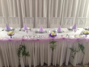 una mesa con servilletas moradas encima en Valpovački dvori B&B, en Valpovo