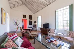 Televízia a/alebo spoločenská miestnosť v ubytovaní Villa Hacienda del Batán