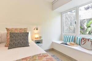- une chambre avec un lit et une fenêtre dans l'établissement Maspalomas Beach apartment La Charca III, à Maspalomas