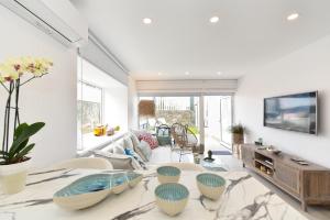 un soggiorno con tavolo e sedie di Maspalomas Beach apartment La Charca III by VillaGranCanaria a Maspalomas