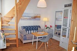 BlieschowFerienwohnung Anja的客厅里有一张桌子和一张沙发 更多9张照片