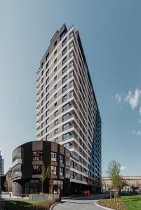 wysoki budynek apartamentowy z czarnym w obiekcie Chill Apartments Wolska 45 w Warszawie