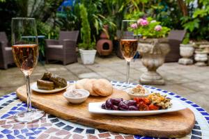 einen Tisch mit zwei Gläsern Wein und einem Teller Essen in der Unterkunft The Summer House in Penzance