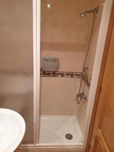 
a bathroom with a shower, toilet and tub at Apartamento en Oropesa del Mar in Oropesa del Mar
