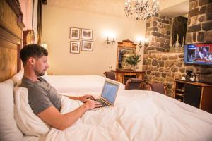 TV a/nebo společenská místnost v ubytování Aranwa Cusco Boutique Hotel