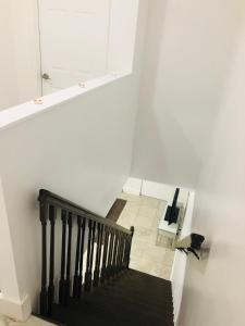 eine Treppe mit einer schwarzen Treppe und einem Stuhl in der Unterkunft The Heart of Wynwood in Miami