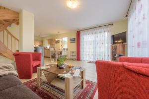 a living room with a couch and a table at Ferienhaus Rotmilan in Vieregge