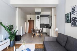 Svetainės erdvė apgyvendinimo įstaigoje Charming & Comfy 2BD Apartment in Acropolis Area by UPSTREET