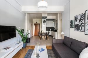Posezení v ubytování Charming & Comfy 2BD Apartment in Acropolis Area by UPSTREET