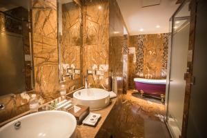 La grande salle de bains est pourvue d'une baignoire et d'un lavabo. dans l'établissement Aranwa Cusco Boutique Hotel, à Cusco