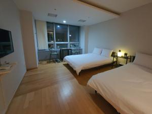 Treehouse客房内的一张或多张床位
