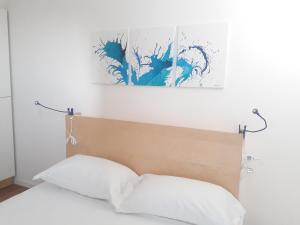 łóżko z 2 białymi poduszkami w sypialni w obiekcie Luna Blu w mieście La Spezia