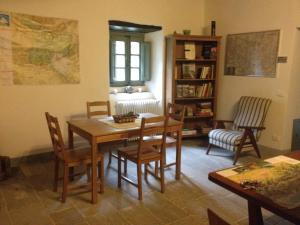 a dining room with a table and chairs at Agriturismo Le Dogane in Piteglio
