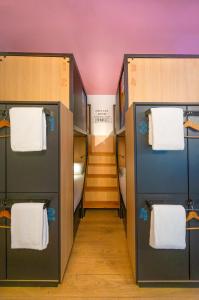 Rúm í herbergi á Sparks Hostel