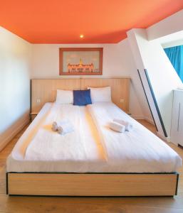 Rúm í herbergi á Sparks Hostel
