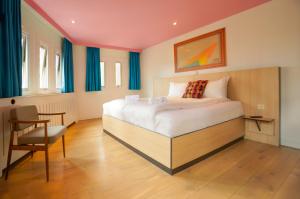 Rúm í herbergi á Sparks Hostel