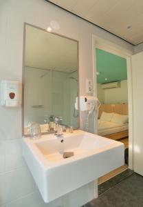 Rúm í herbergi á Sparks Hostel