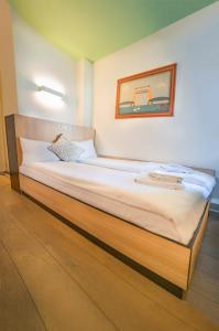 Rúm í herbergi á Sparks Hostel
