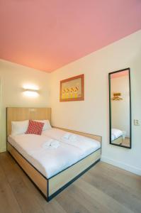 Rúm í herbergi á Sparks Hostel