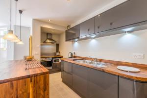 una cocina con fregadero y encimera en Luxury Apartments - 22 Garden Flat, en Cheltenham