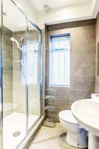 a bathroom with a toilet and a shower and a sink at Luxury Apartments - 22 Garden Flat in Cheltenham