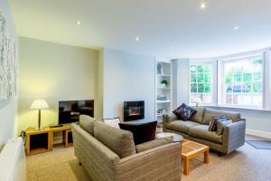 Una sala de estar con dos sofás y un televisor. en Luxury Apartments - 22 Garden Flat, en Cheltenham