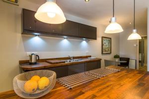 una cocina con una mesa con un tazón de naranjas. en Luxury Apartments - 22 Garden Flat, en Cheltenham 2 fotos más