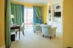 a living room with chairs and a table and a desk at The Yeatman in Vila Nova de Gaia