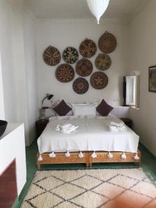 Een bed of bedden in een kamer bij EDEN KAM Riad